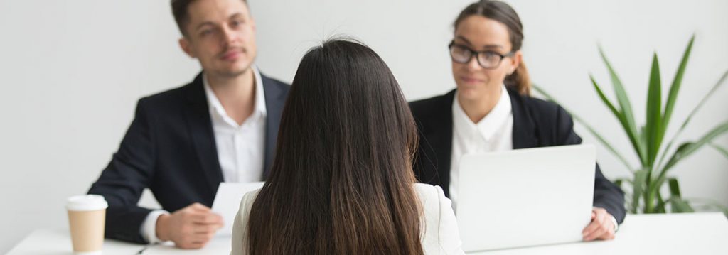 reclutadores hablando con el candidato